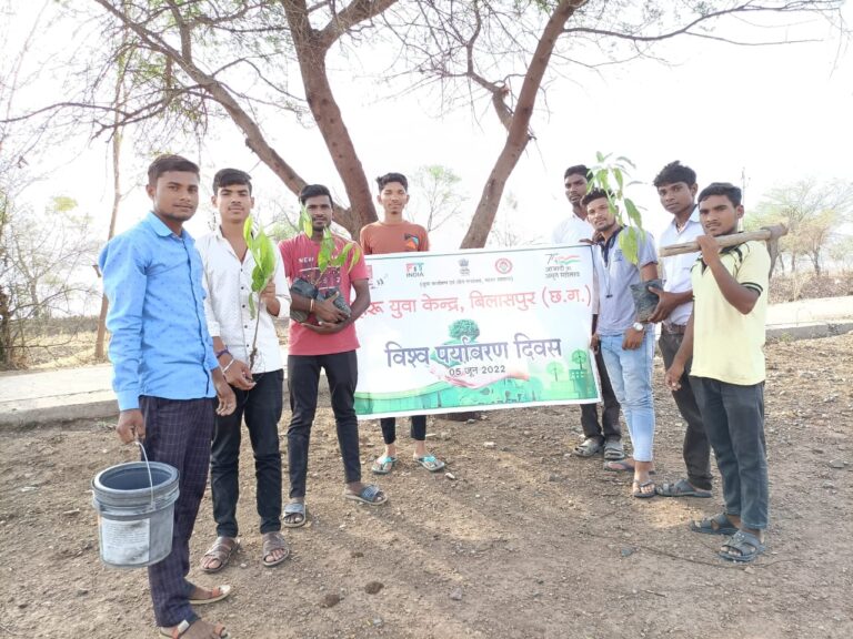 *एक कदम हरियाली की ओर, आओ पर्यावरण बचाएं, हरे-भरे पौधों को लगाकर, पृथ्वी को दुल्हन सा सजाएं*।