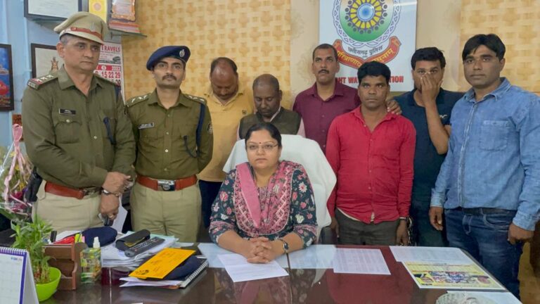 *सिविल लाइन पुलिस ने जप्त कि अवैध नशीली दवाई कोडिन सिरप की  70 पेटियां साथ ही चार आरोपी गिरफ्तार.. आरक्षक सरफराज की रही बड़ी भूमिका  पढ़ें पूरी खबर*