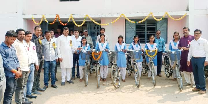 *ग्राम बैमा शासकीय कन्या हाई स्कूल में जिला पंचायत सभापति गौरहा ने 32 छात्राओं को किया सायकल वितरण*