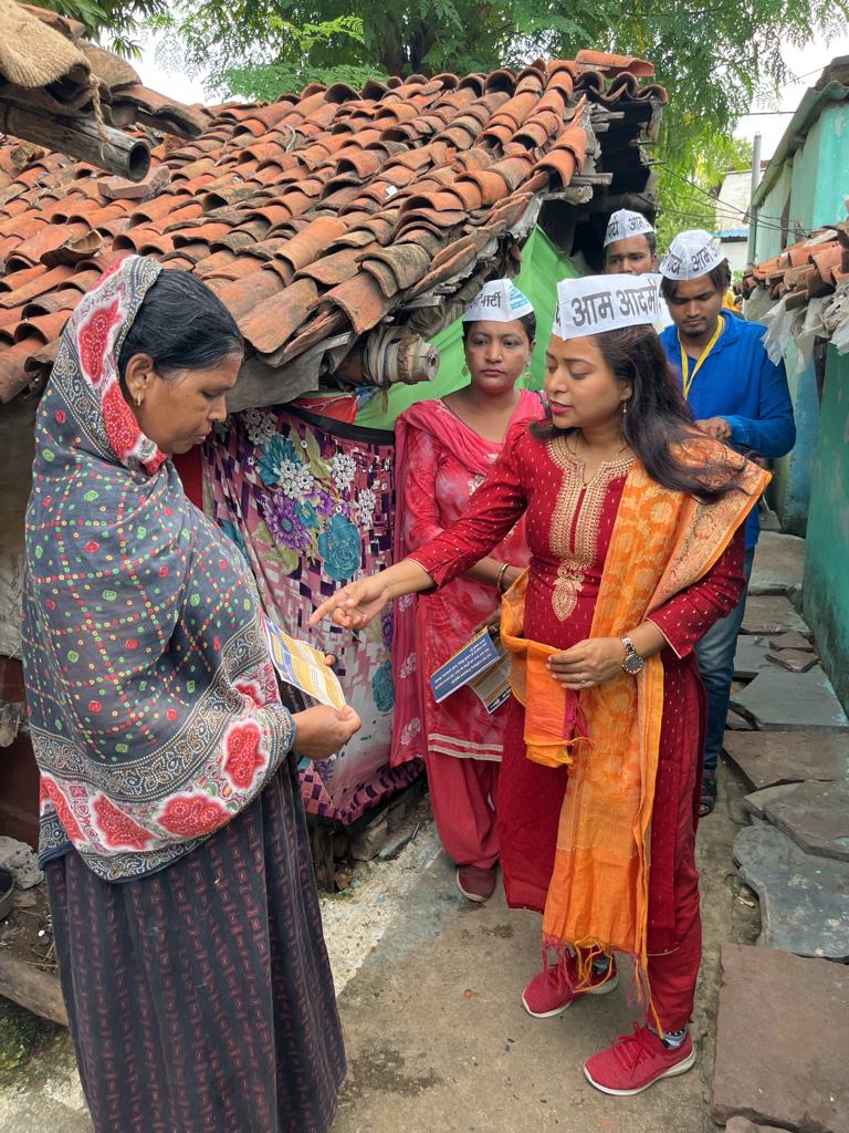 *आम आदमी पार्टी का डोर टू डोर जनसंपर्क, डॉ. उज्वला ने वार्ड क्रमांक 21 में जनसंपर्क कर बताई दिल्ली एवं पंजाब सरकार की उपलब्धियां*