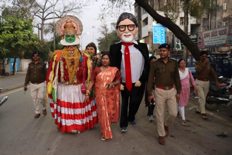 *जब डीएसपी यातायात पुलिस ख़ुद सड़क में चलकर कठपुतलियों के साथ यातायात के नियम और सुरक्षा की जानकारी देने निकले लोगों ने जमकर की सराहना*