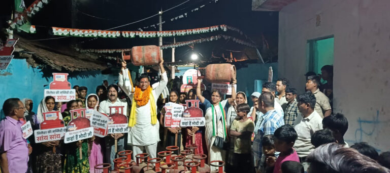 *लोकसभा प्रत्याशी देवेंद्र यादव ने किया मिनिबस्ती मे जनसम्पर्क.. वार्ड पार्षद के साथ हजारों लोगों का उमड़ा जन सैलाब*